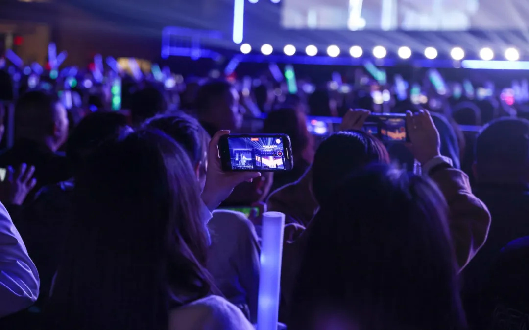 平陽體育中心群星演唱會!超萬人圍觀,現場火爆High唱! 平陽體育中心群星演唱會!超萬人圍觀,現場火爆High唱!