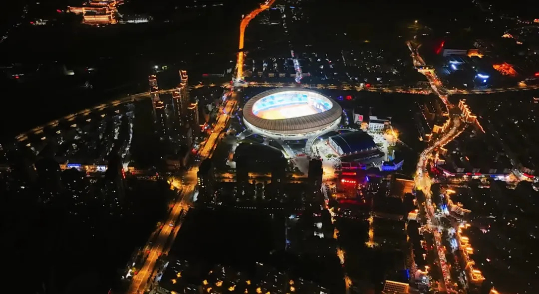 平陽體育中心群星演唱會!超萬人圍觀,現場火爆High唱! 平陽體育中心群星演唱會!超萬人圍觀,現場火爆High唱!